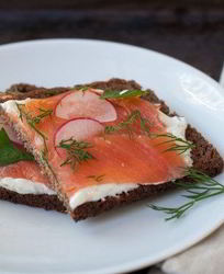 Бутерброды с копченым лососем