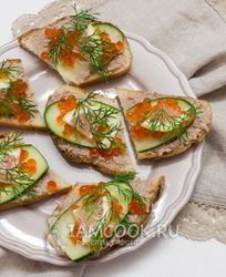 Бутерброды с красной икрой и печенью трески