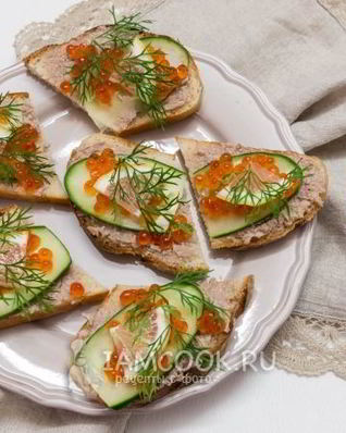 Бутерброды с красной икрой и печенью трески