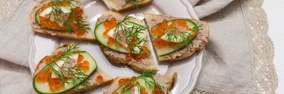 бутерброды с красной икрой и печенью трески