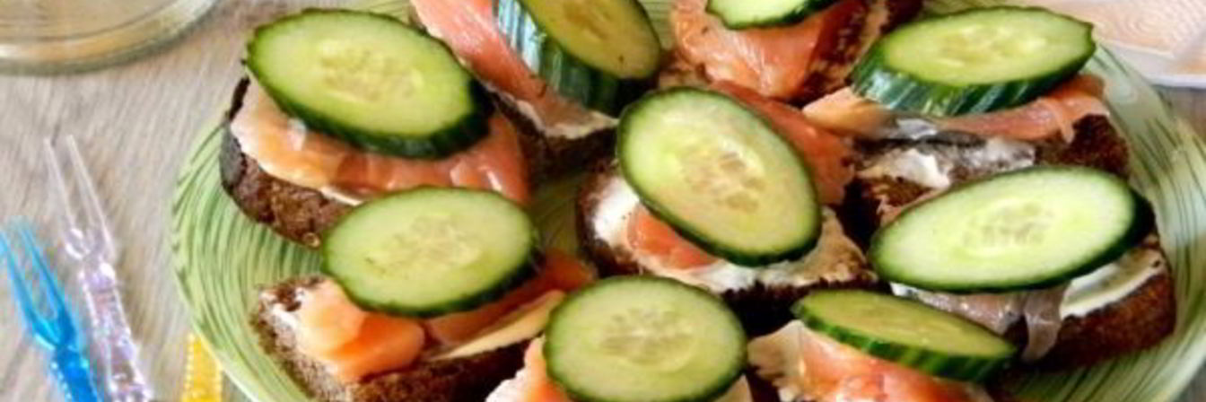 Бутерброды с красной рыбой и огурцом