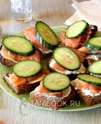 Бутерброды с красной рыбой и огурцом