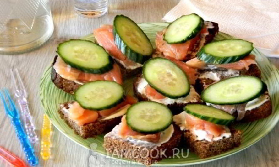 Рецепт бутербродов с красной рыбой и огурцом