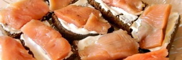 бутерброды с красной рыбой и огурцом