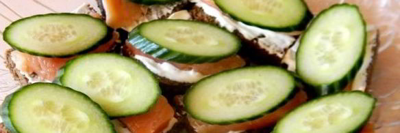 бутерброды с красной рыбой и огурцом