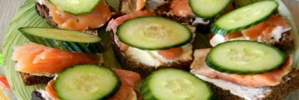 бутерброды с красной рыбой и огурцом