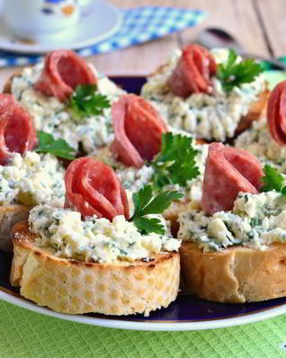 Бутерброды с маслом, плавленным сыром и колбасой