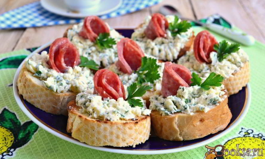 Рецепт бутербродов с маслом, плавленным сыром и колбасой