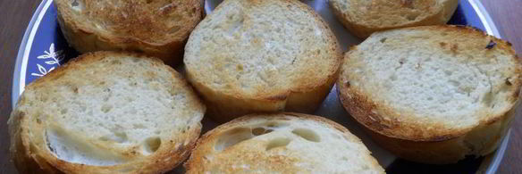 бутерброды с маслом, плавленным сыром и колбасой