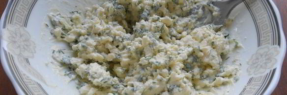 бутерброды с маслом, плавленным сыром и колбасой