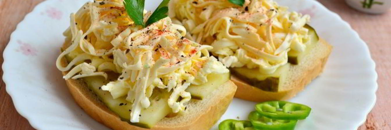 Бутерброды с огурцом, маслом и плавленным сыром