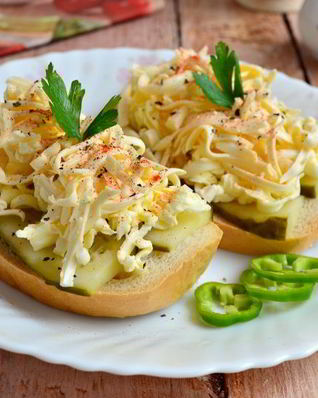 Бутерброды с огурцом, маслом и плавленным сыром