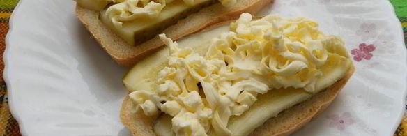 бутерброды с огурцом, маслом и плавленным сыром