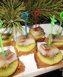 Бутерброды с селедкой и киви
