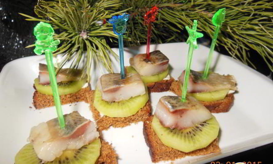 Рецепт бутербродов с селедкой и киви