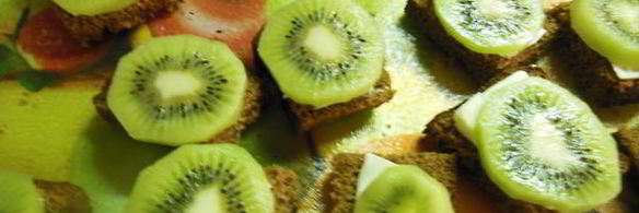 бутерброды с селедкой и киви