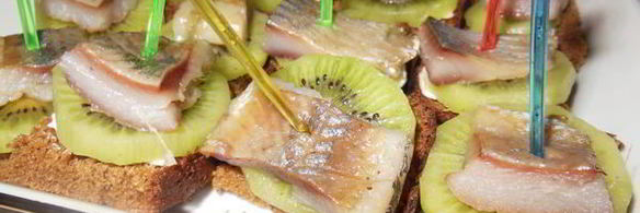 бутерброды с селедкой и киви