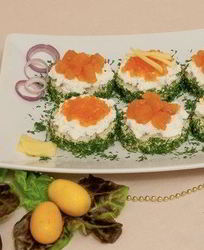 Бутерброды с семгой и красной икрой