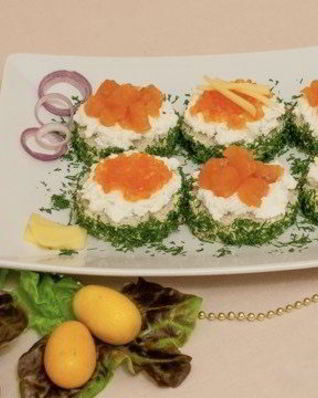 Бутерброды с семгой и красной икрой