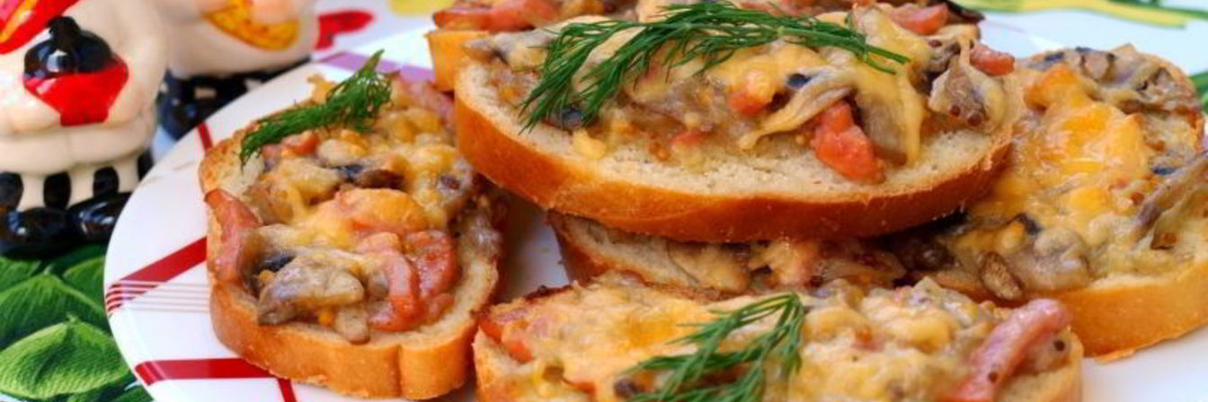 Бутерброды с шампиньонами и колбасой в духовке