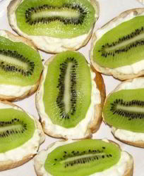 Бутерброды с сыром и киви