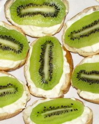 Бутерброды с сыром и киви