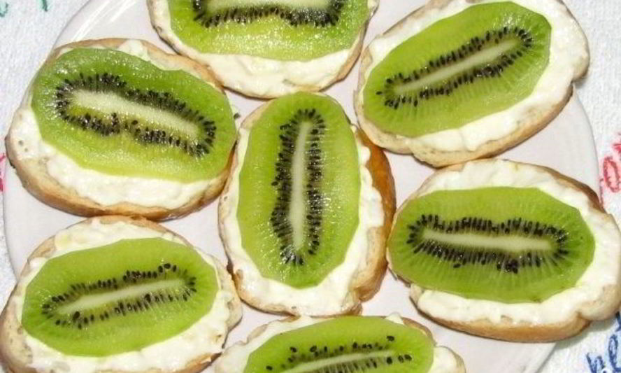 Рецепт бутербродов с сыром и киви