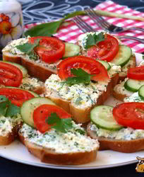 Бутерброды с творогом, яйцом и черемшой