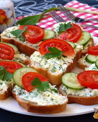 Бутерброды с творогом, яйцом и черемшой