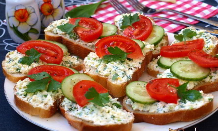 Рецепт бутербродов с творогом, яйцом и черемшой