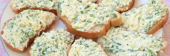 бутерброды с творогом, яйцом и черемшой