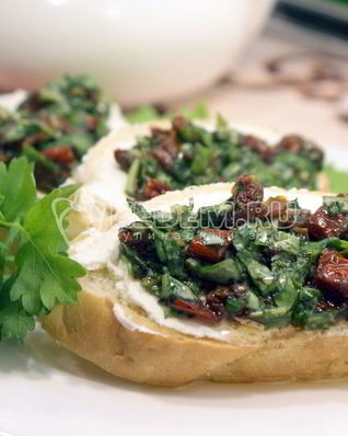 Бутерброды с зеленью и творожным сыром