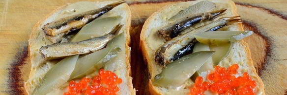 бутерброды со шпротами и икрой