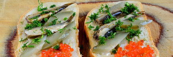 бутерброды со шпротами и икрой