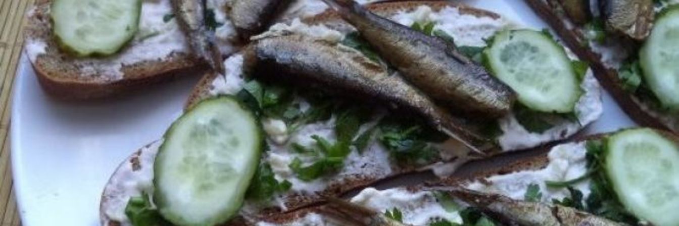Бутерброды со шпротами с черным хлебом и чесноком