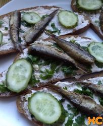 Бутерброды со шпротами с черным хлебом и чесноком
