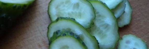 бутерброды со шпротами с черным хлебом и чесноком