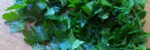 бутерброды со шпротами с черным хлебом и чесноком