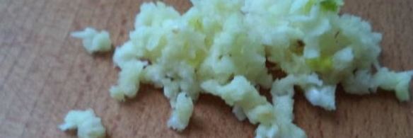 бутерброды со шпротами с черным хлебом и чесноком