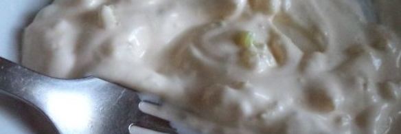 бутерброды со шпротами с черным хлебом и чесноком