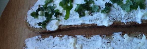 бутерброды со шпротами с черным хлебом и чесноком