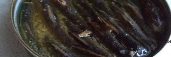 бутерброды со шпротами с черным хлебом и чесноком