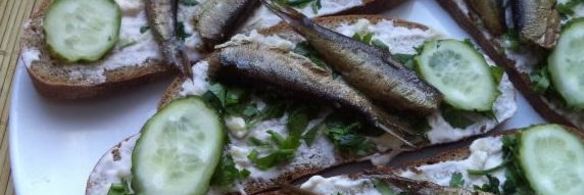 бутерброды со шпротами с черным хлебом и чесноком