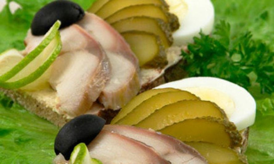 Рецепт бутербродов со скумбрией горячего копчения