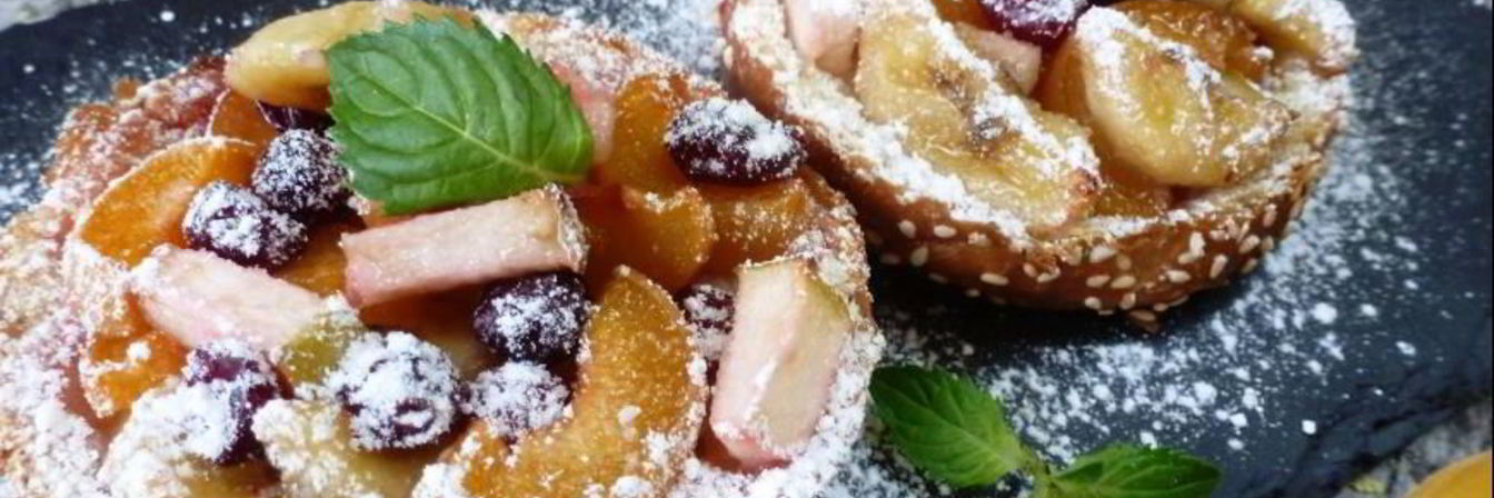 Горячие бутерброды с фруктами и ягодами