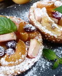 Горячие бутерброды с фруктами и ягодами