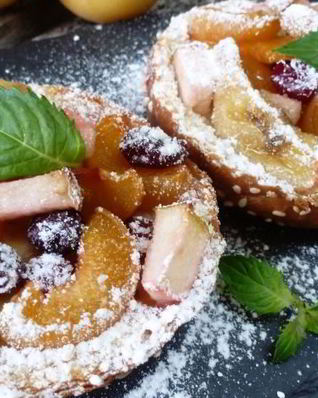 Горячие бутерброды с фруктами и ягодами