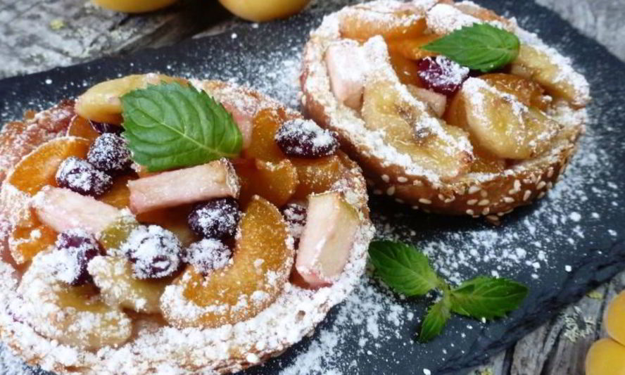 Рецепт горячих бутербродов с фруктами и ягодами