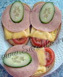 Горячие бутерброды с сыром и помидором