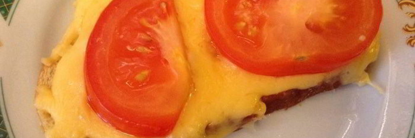 Горячие бутерброды с сыром, помидорами и чесноком